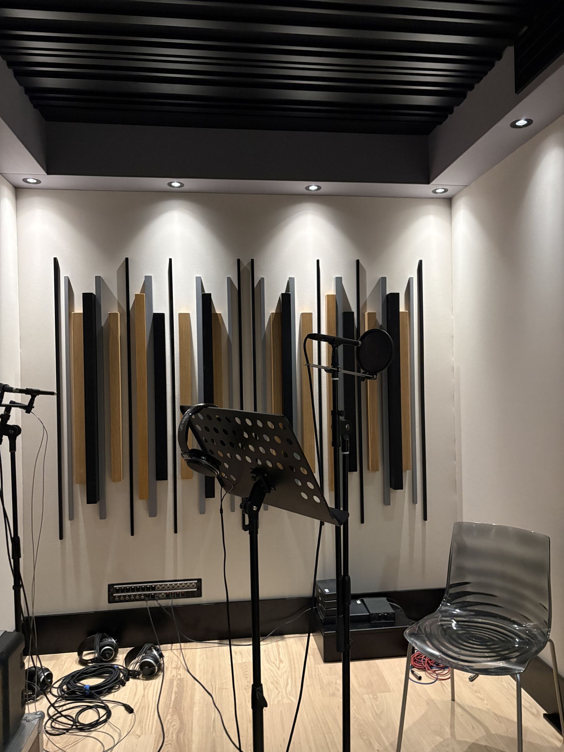 Sala di ripresa con pannelli acustici a listelli, leggio e cuffie