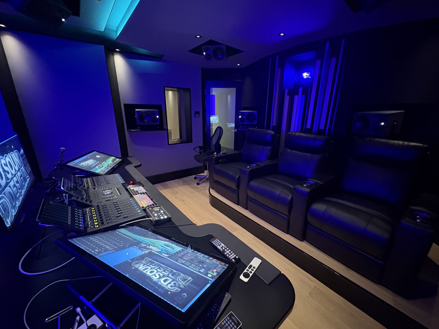 Regia con LED blu, monitor a soffitto e poltrone in pelle