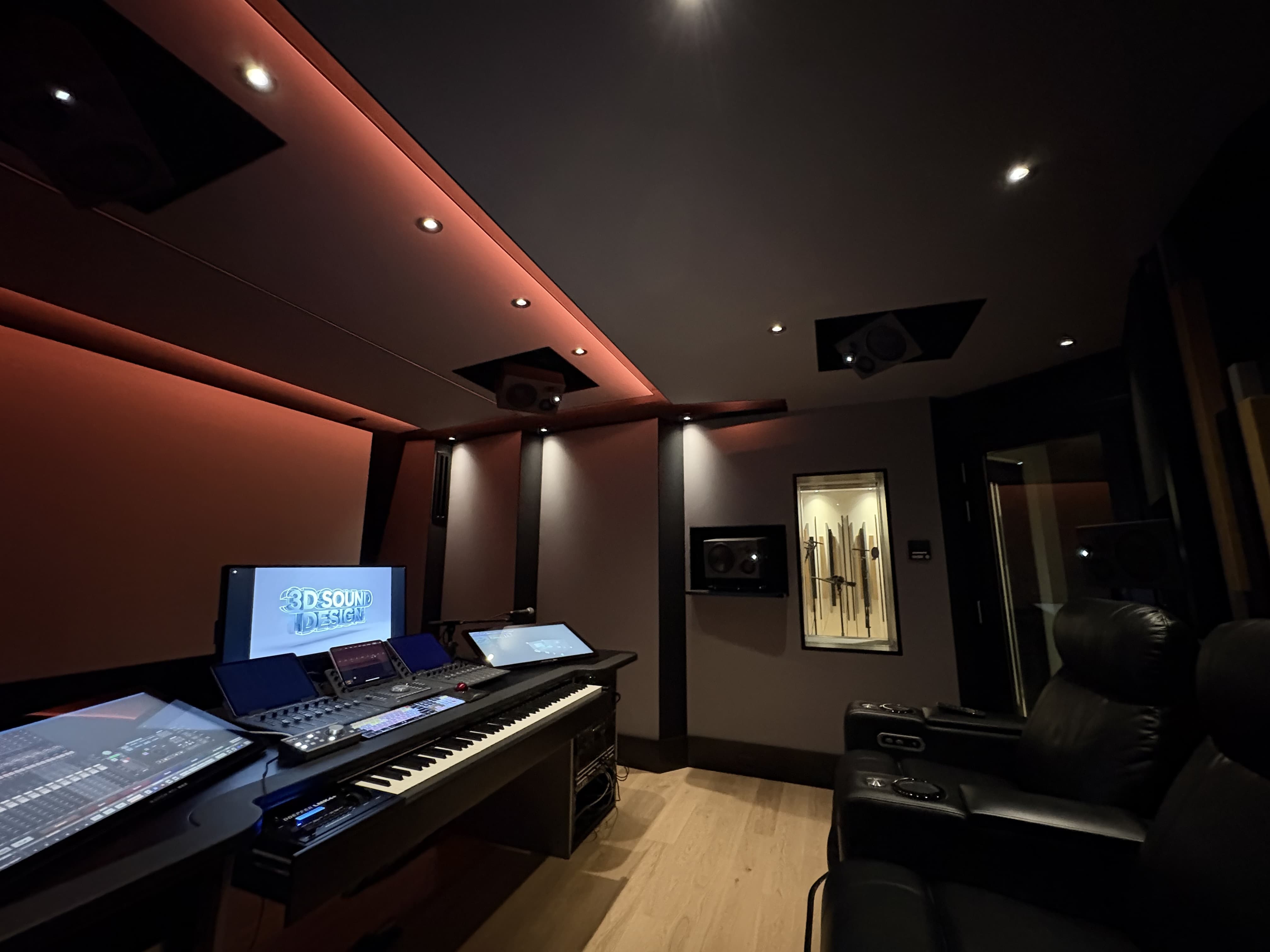 Postazione di missaggio dello studio 3D Sound Design con illuminazione a LED calda
