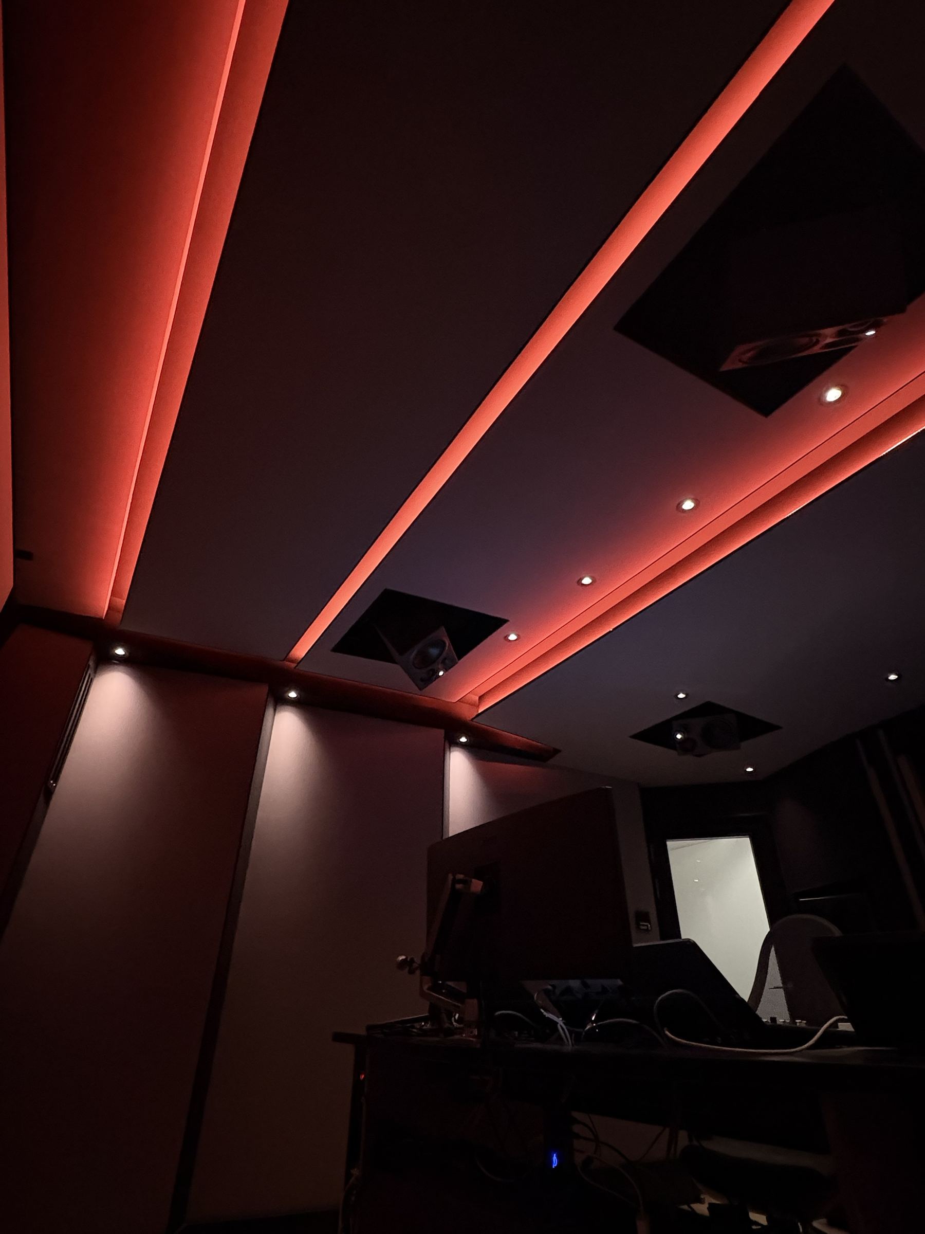 Soffitto della regia con profili LED e monitor height incassati
